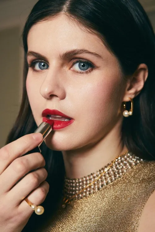 Thumbnail Unveiling the Charm of Alexandra Daddario: An Analysis