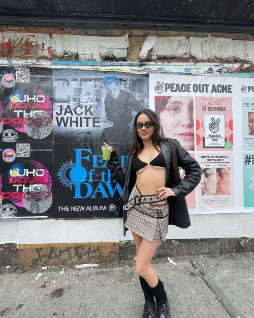 Thumbnail Rising Star: Exploring the World of Olivia Rodrigo | Longtermcelebudr