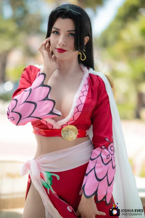 Thumbnail Sheliymidori Captivates in Alluring Boa Hancock Cosplay