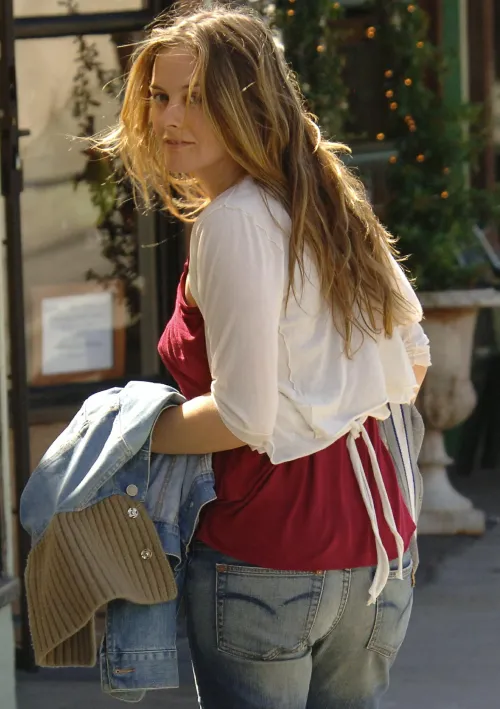 Thumbnail CelebrityButts Archive: Alicia Silverstone's Iconic Appeal | ANYCHawk