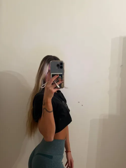 Thumbnail Gym Fashion Debate: Croptops Approval Questioned by NoMeasurement5015 | CroptopGirls