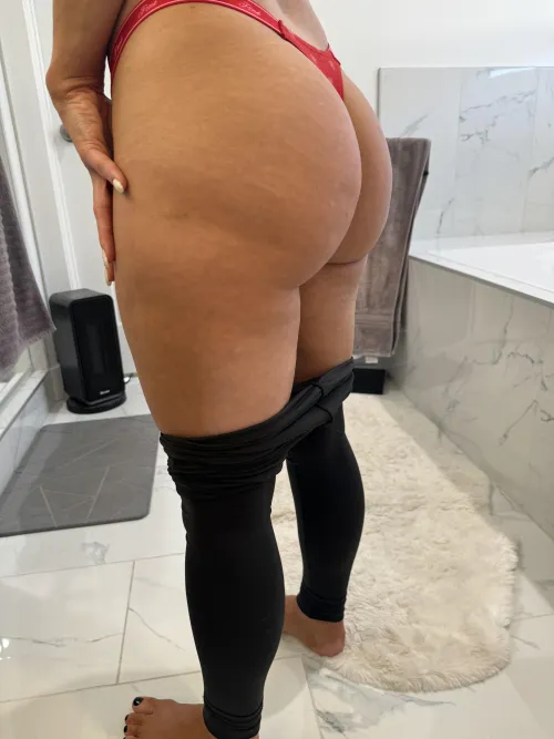 Thumbnail Peachy_hot_mom's Need Some Love for Big Booty and Cute Feet