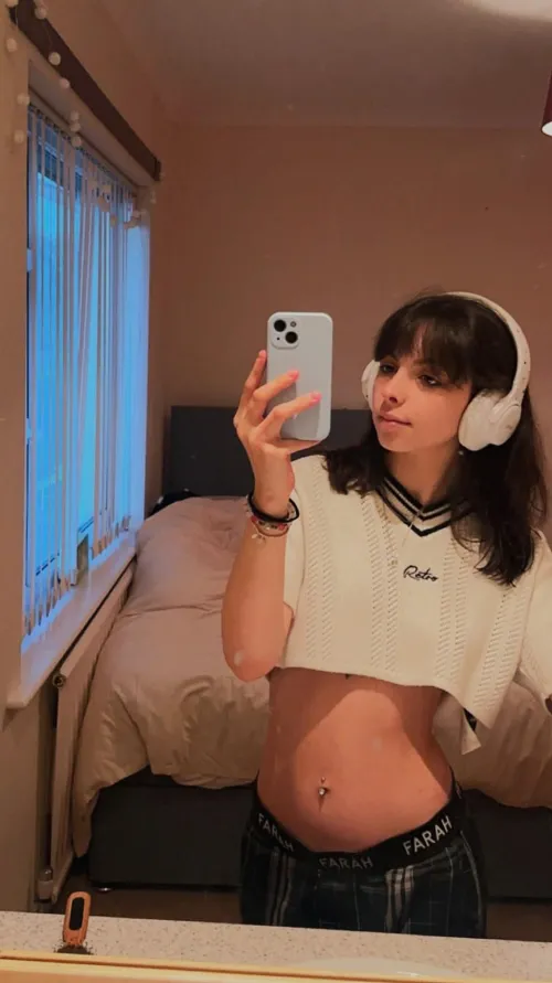 Thumbnail Vintage Vibes: Rocking the Timeless Crop Top Trend | croptopgirls