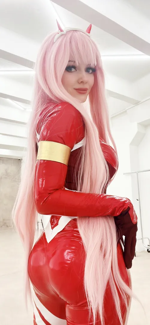 Thumbnail Dive into a Mesmerizing ZeroTwo Cosplay by Evenink