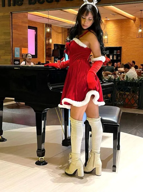 Thumbnail GummySweets: Recreating Classiness in a Christmas Costume