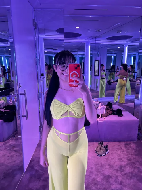 Thumbnail Chiquiis Raves About Her Favorite Croptop | croptopgirls
