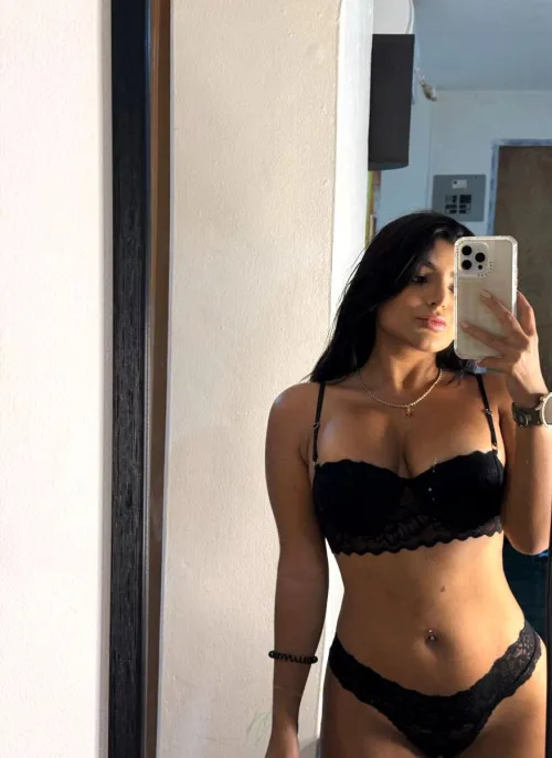 Thumbnail Innocentvibe's MirrorSelfie: A Glimpse of Your Day
