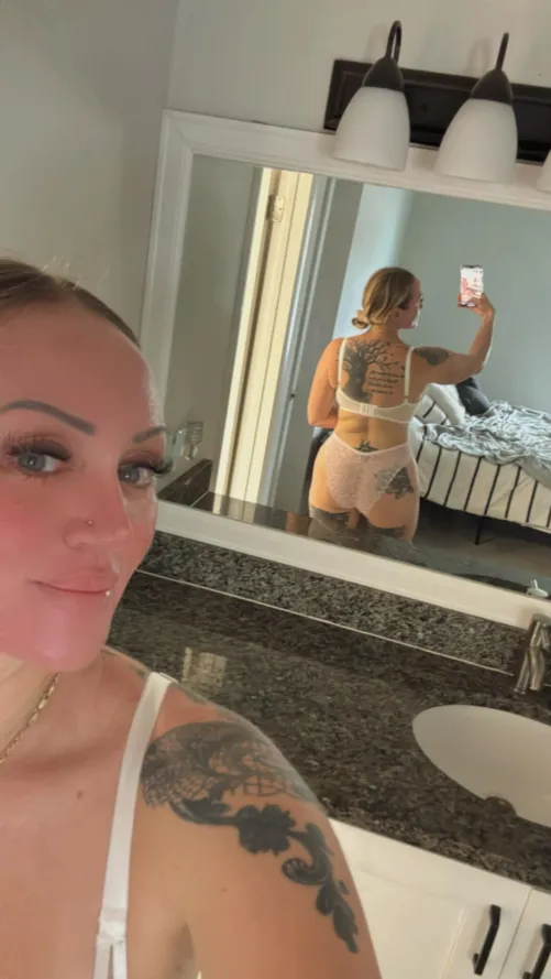 Thumbnail Exploring Pink Aesthetics in Mirror Selfies with Fitandfoodie