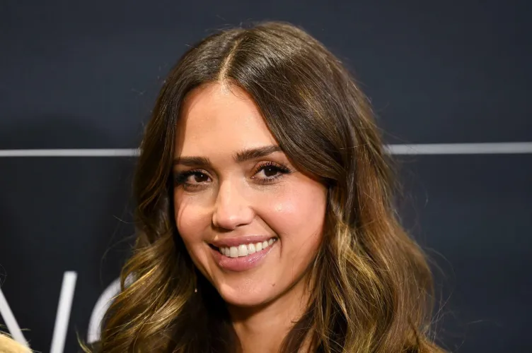Thumbnail KG101411 Explores the Beauty of Jessica Alba with PrettyGirls