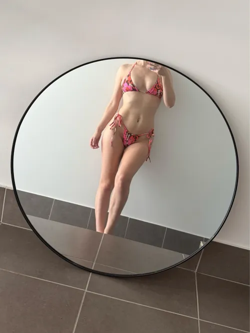Thumbnail Beach Beauty: Embracing Confidence with chillwithrose | MirrorSelfie
