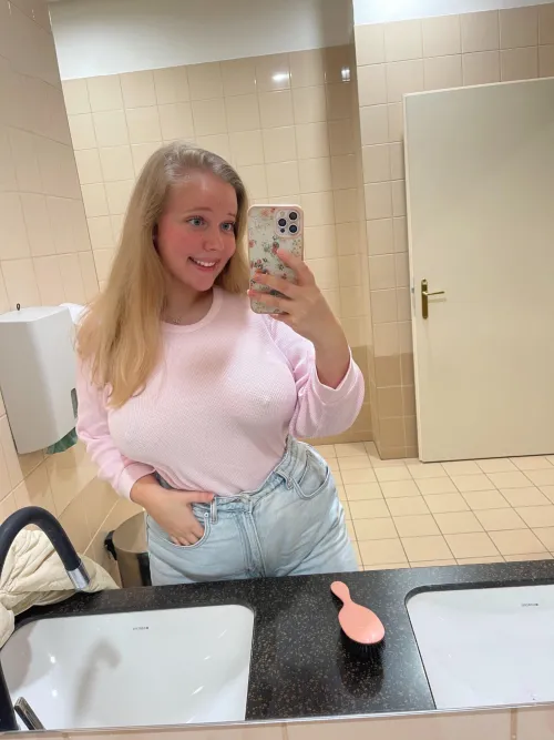Thumbnail Helvegen6 Showcasing Perky Pokies at School