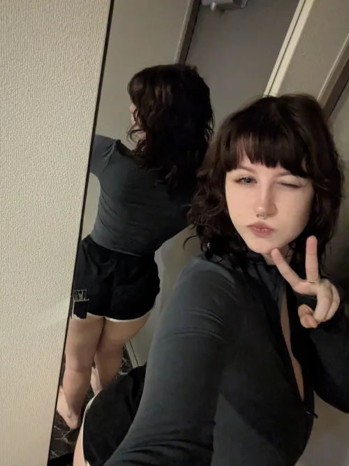 Thumbnail Discovering Natural Beauty: The Art of the No Makeup Selfie by hangylegalteen