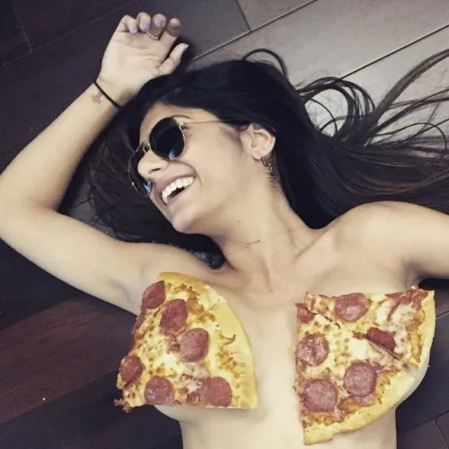 Thumbnail Discover the Sensational World of Mia Khalifa with Author Ginsla