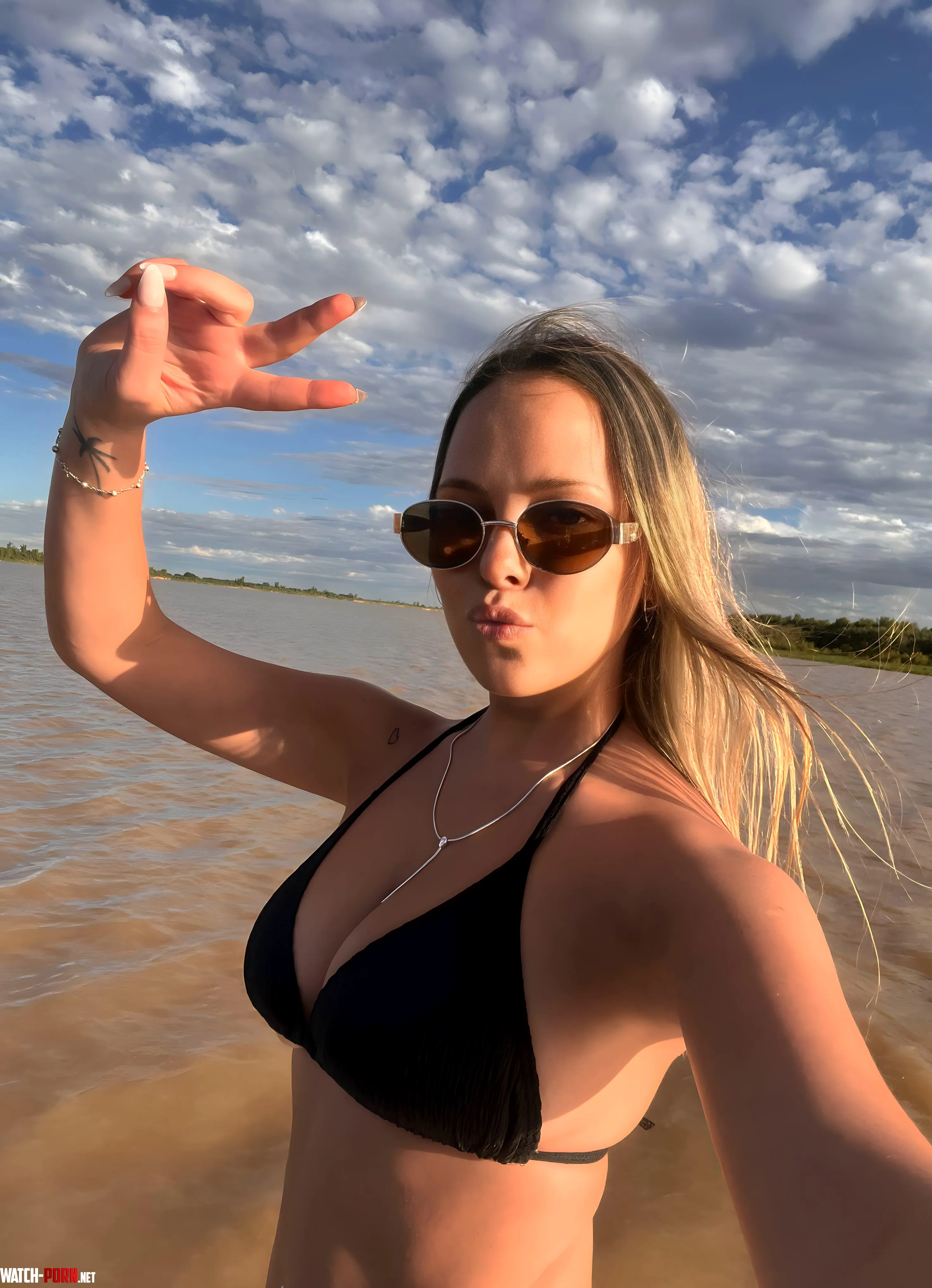 freshly shaved armpit for beach day by Moonlit_Temptation