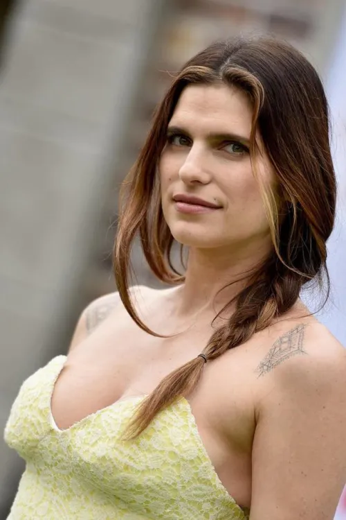 Thumbnail Celebrate Lake Bell's Beauty | 4celeblegs