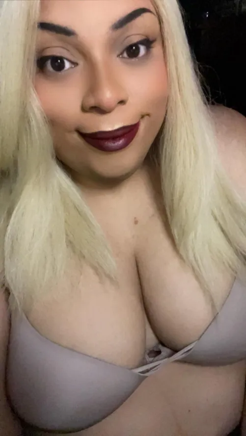 Thumbnail Smile: Feeling Curvy on This Friday by OliviaCruzzie | SSBBW