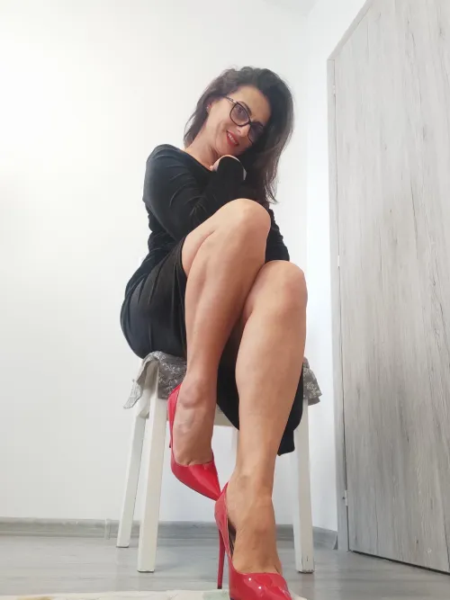 Thumbnail Naughty_Nadia01 Presents: Long Legs Galore!