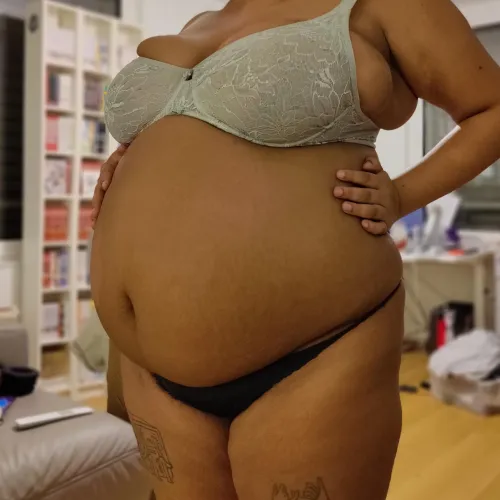 Thumbnail curvypotchi and the Belly Transformation: 30lbs Story