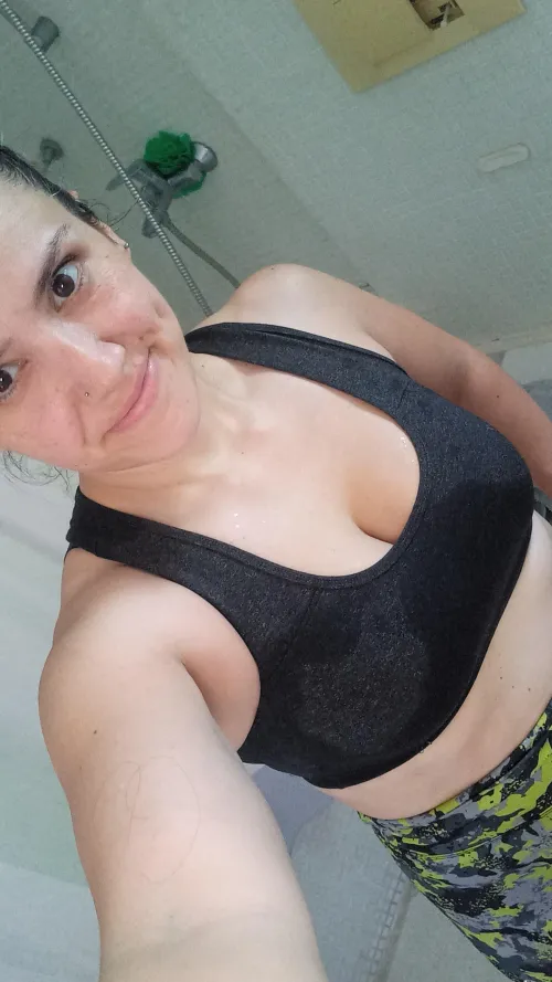 Thumbnail Shower-Free Zone: Embracing Sweat in the Gym with Profelu7