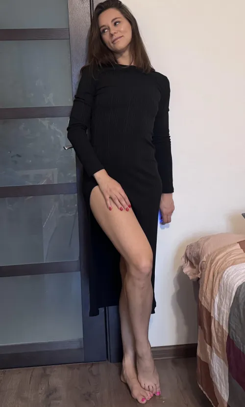 Thumbnail Showcasing Long Legs: Uerdrota's Black Dress Elegance
