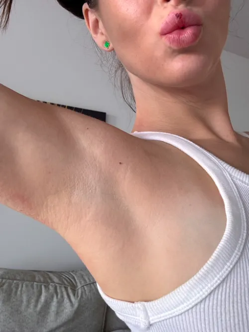 Thumbnail Smooth vs. Fluffy: A Dive into Armpit Preferences
