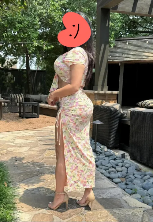 Thumbnail latinaholidays78's Insight: Legs Pop with the Right Slit