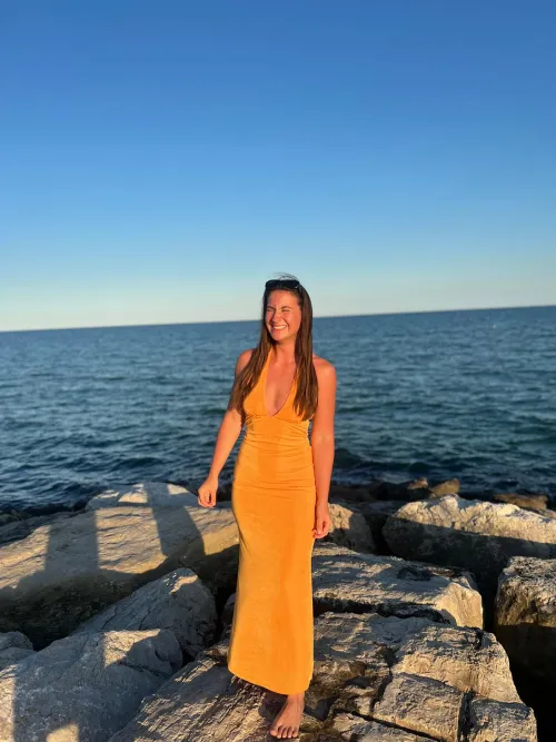 Thumbnail hoopoeclock: Beach Vibes in a Stylish Tight Dress