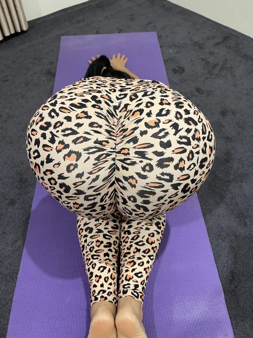 Thumbnail Leopard Skin Leggings: NaughtyMayaLee's Curves on Display | Paag