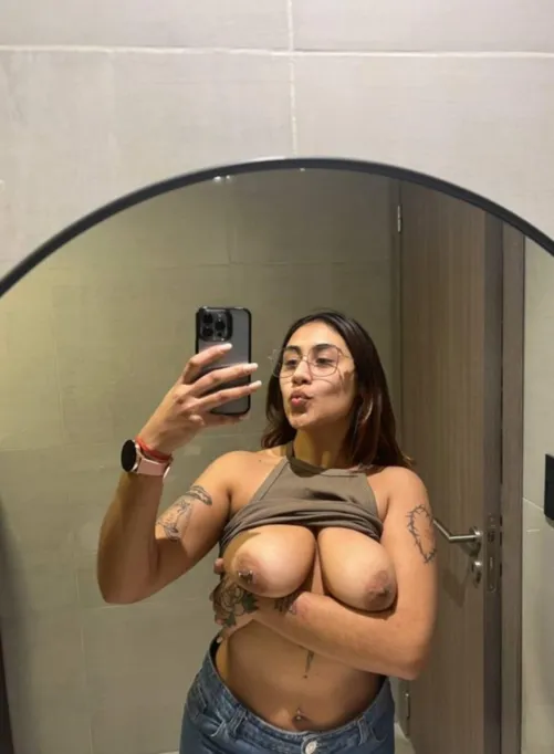 Thumbnail BabygirlFlora_xo Wishes Happy Saturday in a Mirror Selfie