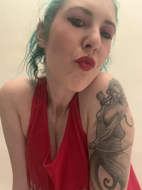 Thumbnail sirenskiss3 Presents a Red Lip Kiss in a Captivating Shot