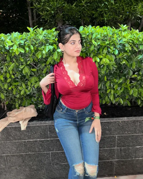 Thumbnail bullbob2020 Spotlights Beauty in the 2busty2hide Category