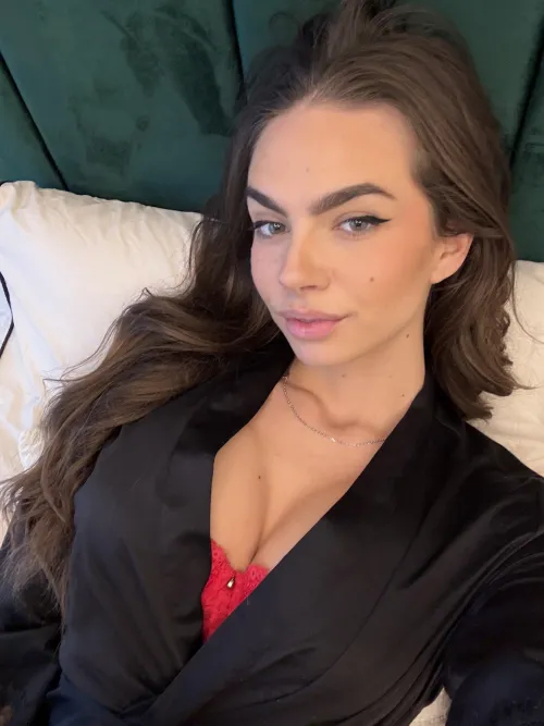 Thumbnail Modern Classy Look: Analyzing Amberhazeee's Vision