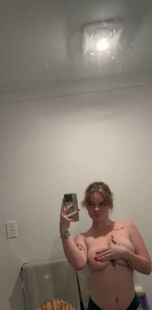 Thumbnail Covered in Comfort: Handbra Love | Goldenfernnn