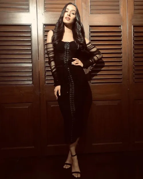 Thumbnail James007BondUK Showcases Shraddha Kapoor's Elegance in gentlemanboners