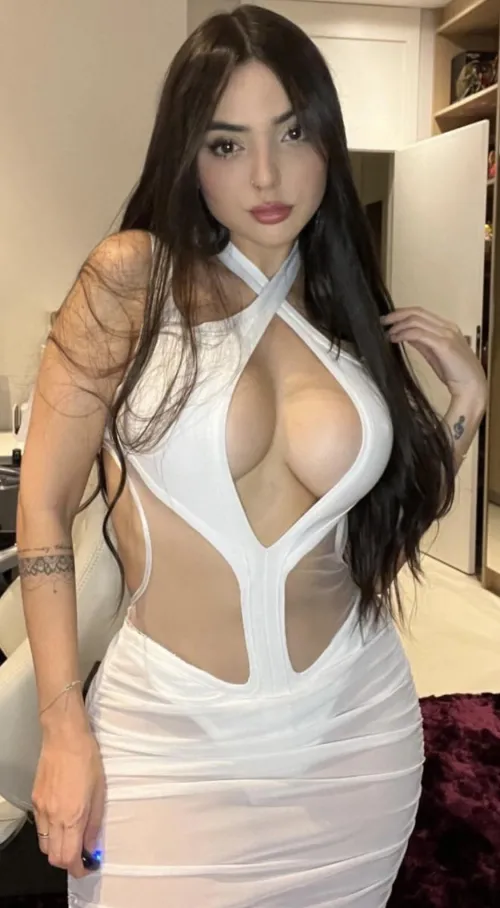 Thumbnail Nyvi Estephan: Unveiling the Beauty of Modeling
