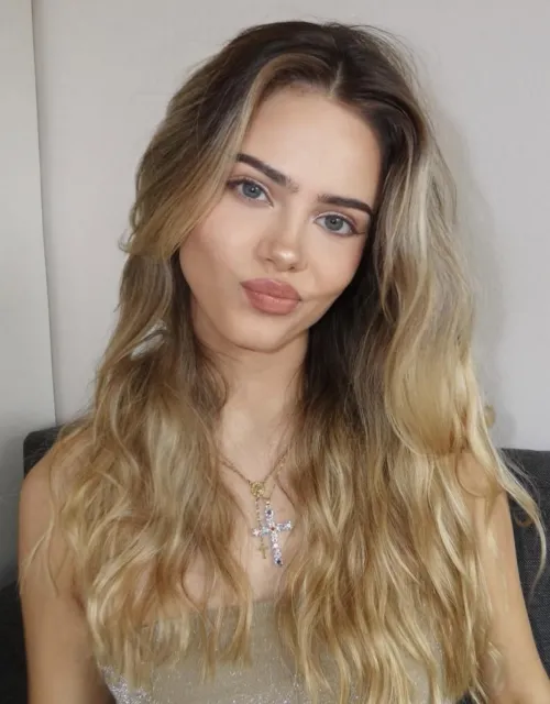 Thumbnail Sara Crumbleleg: A Stunning Portrait by Ken789gh
