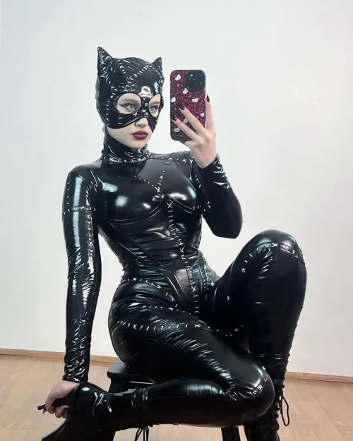 Thumbnail Cosplay Queen: iheartpidge's Captivating Catwoman Rendition