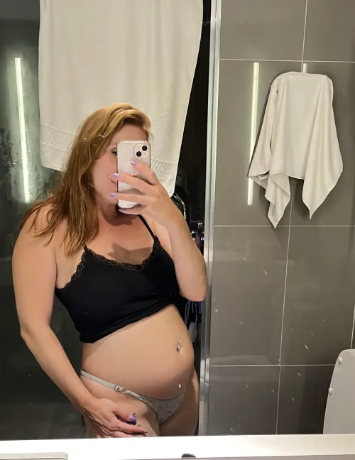 Thumbnail Rounded and Smooth: A PreggoPorn Perspective by Leahsimms