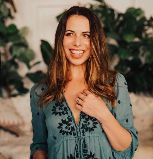 Thumbnail Unveiling the Elegance of Laura Bailey | PrettyGirls Profile