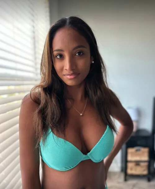 Thumbnail Mysterious Allure: Diving into TheRealGiana's World in onlyfansgirls101
