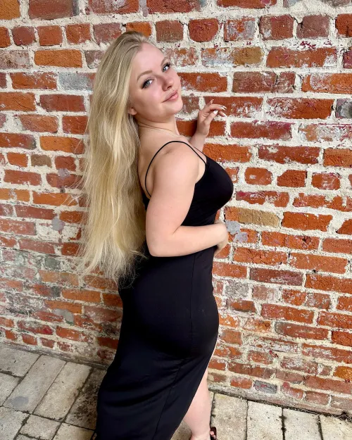 Thumbnail Discovering 'Perfect Curves' with lillymayloveyou in tightdresses