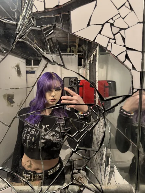 Thumbnail Artistic Mirror Selfies by violenthomie in MirrorSelfie
