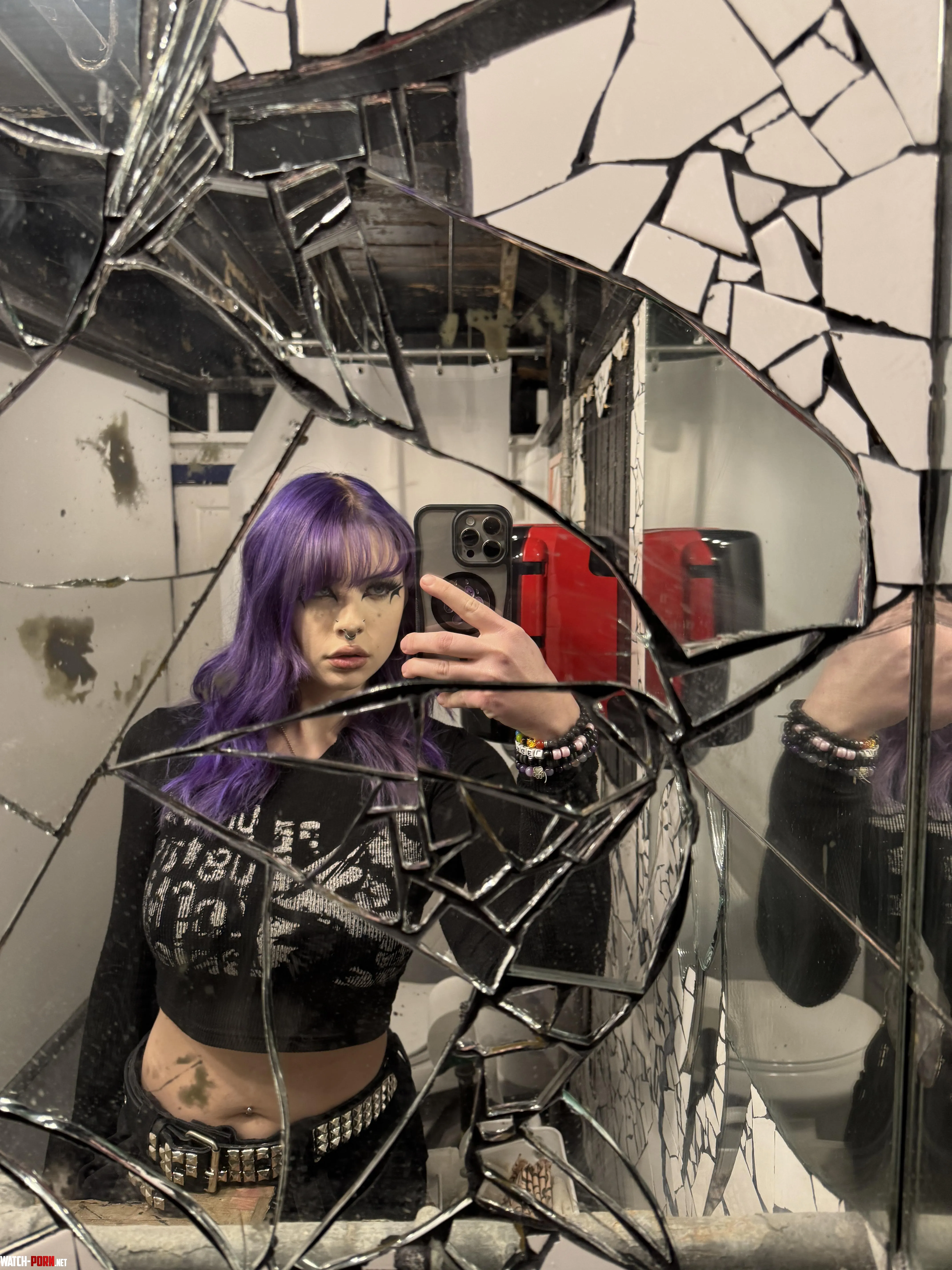 artistic mirror   by violenthomie