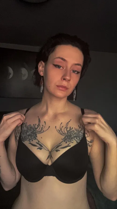 Thumbnail Spider Lilies Beauty - Majestic_Moon444's Perspective in shorthairchicks