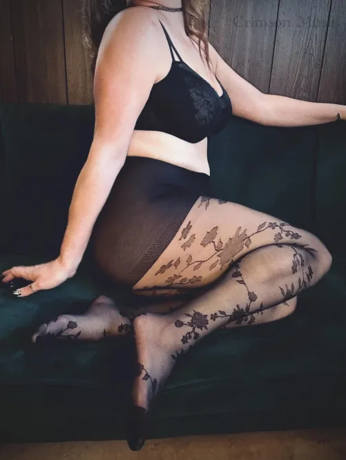 Thumbnail Sinfully Stylish Milf in Black | maturemilf