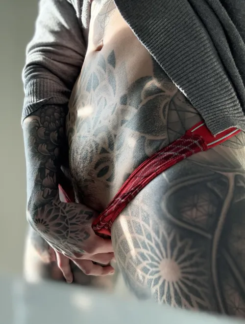 Thumbnail Festive Delights: anneamor Shines in Red
