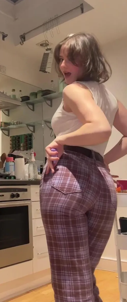Thumbnail Thomasin McKenzie: Spotlight on Celebrity Butts by Professional_Stick45