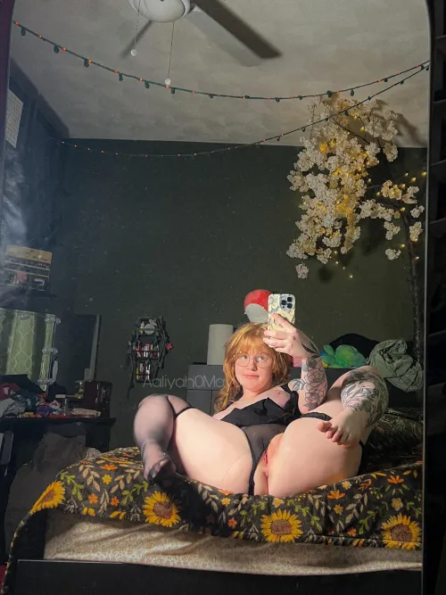 Thumbnail Flexible Feats: Aaliyah0may0's Impressive Selfie Display