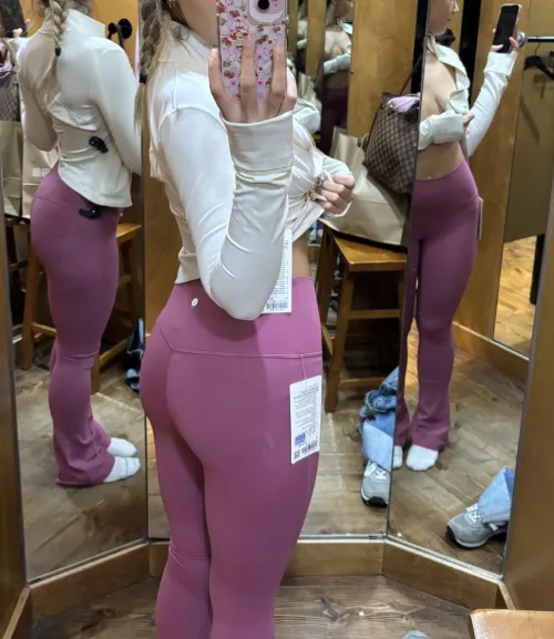 Thumbnail ripemangobaby's Fitting Room Charm Captured in MirrorSelfie