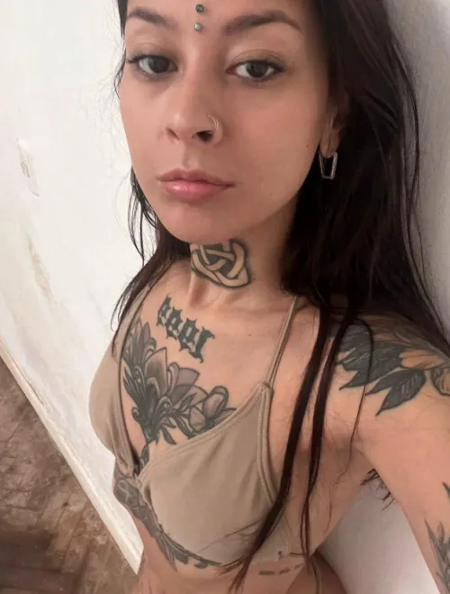 Thumbnail Exploring the Allure of Tattooed Goth Girls